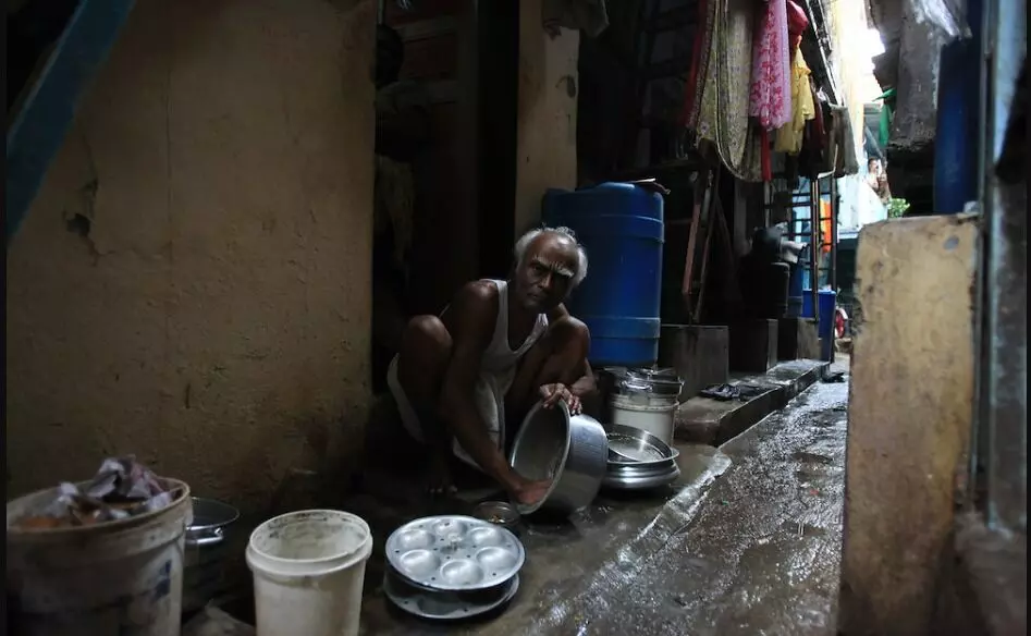 Task: पुरूषाने सगळी भांडी पुढच्या दरवाजात येऊन गल्लीत दिसेल अशी घासावीत...