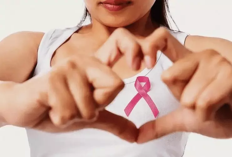 World Cancer Day 2020: जाणून घ्या ब्रेस्ट कॅंसरची लक्षण आणि त्यावरील उपाय...